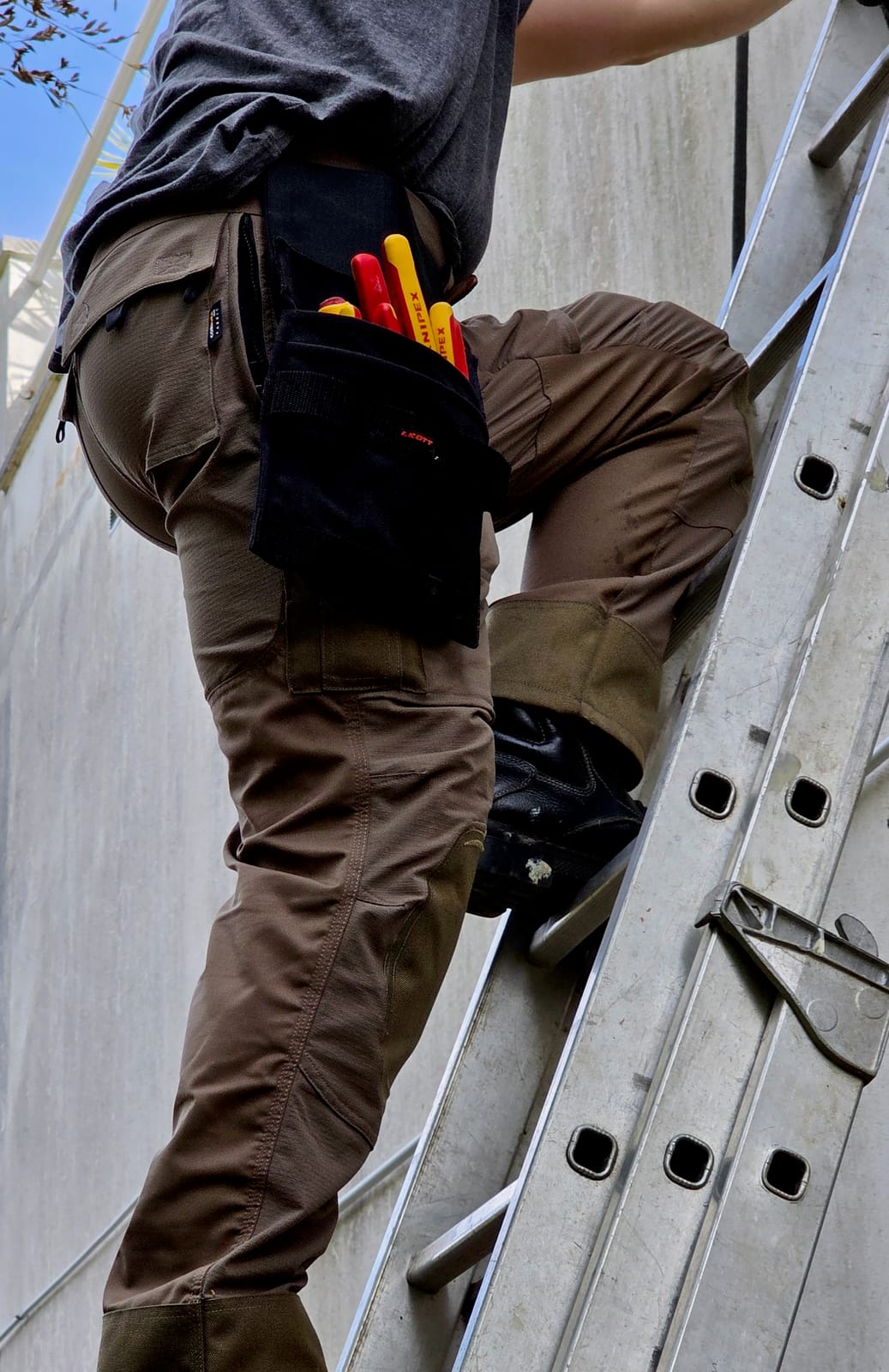 Vista posteriore della custodia e del pantalone Ilkott su una scala