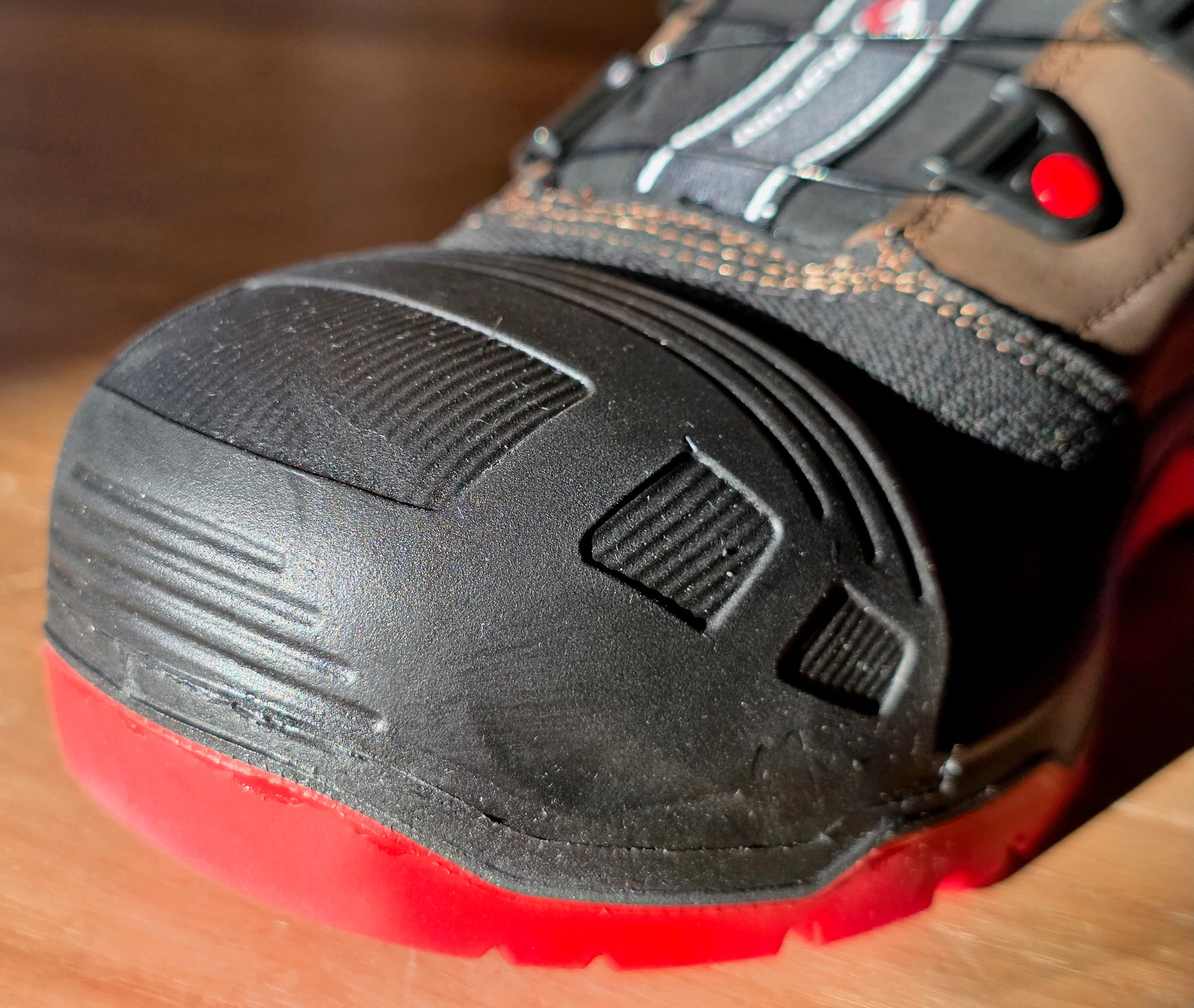 Front view of the toe protection on the Ilkott Mid G safety shoe, black rubber texture