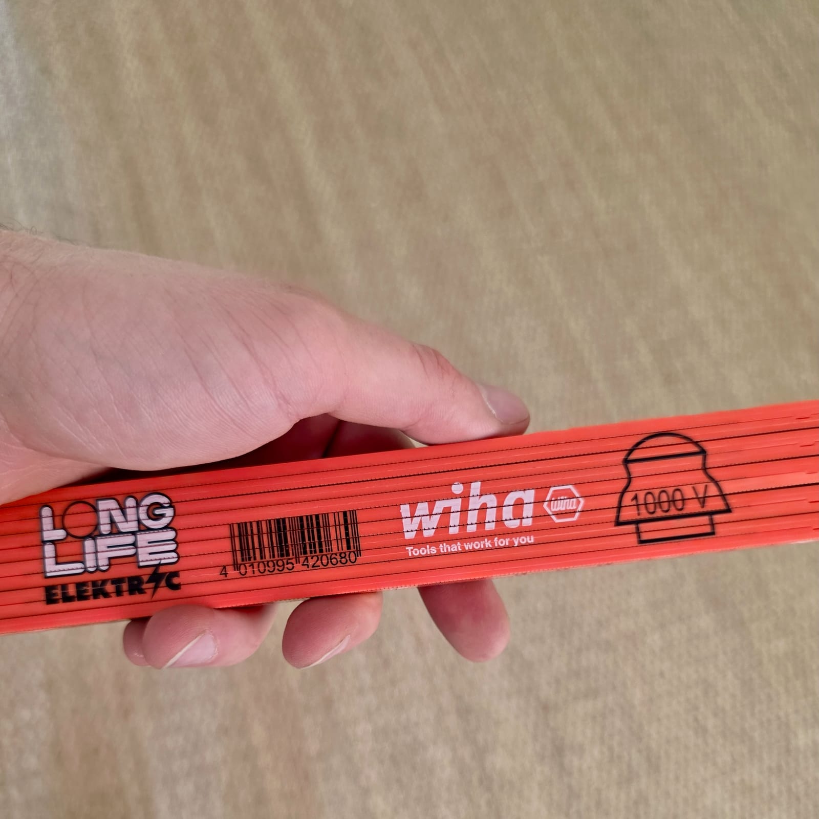 Metro rigido Wiha VDE 1000V chiuso, tenuto in mano