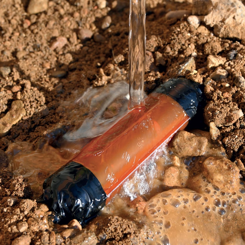 Giunto Ready Cast interrato in un terreno fangoso e sottoposto a un getto d’acqua diretto, foto Raytech