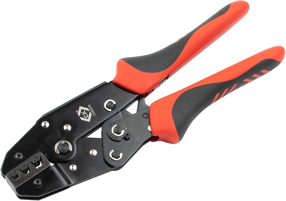 Alicate de crimpar negro y naranja con el logo C.K en la parte metálica.