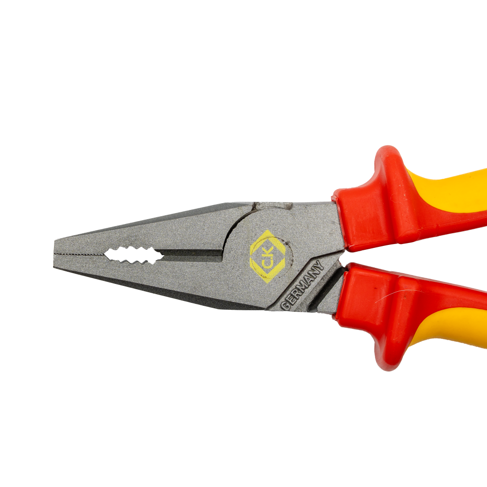 Cabeza metálica de una pinza de mango rojo y amarillo que lleva el logo C.K y la mención GERMANY.