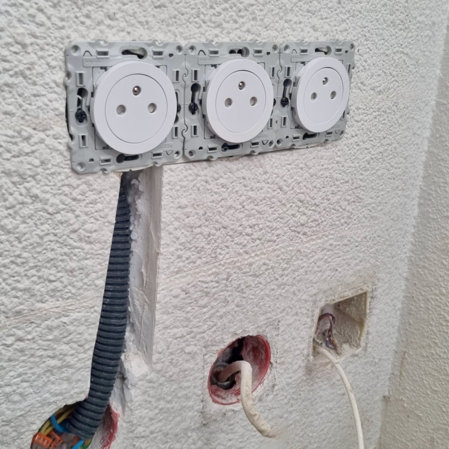 Installation prise Schneider Odace avec câble coaxial — La Celle-Saint-Cloud