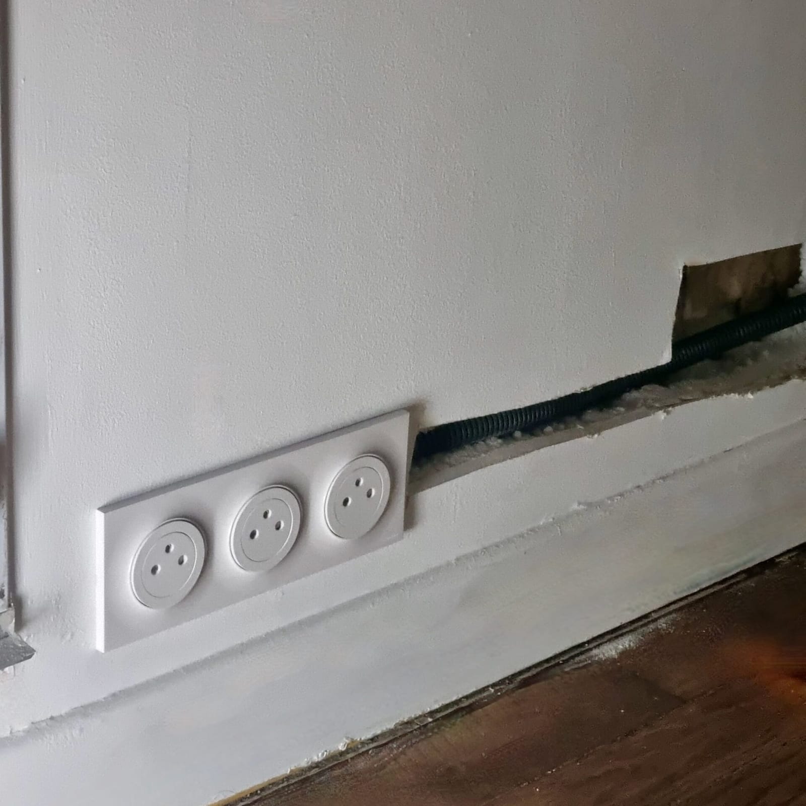 Placo ouvert — installation triple prise Schneider Odace