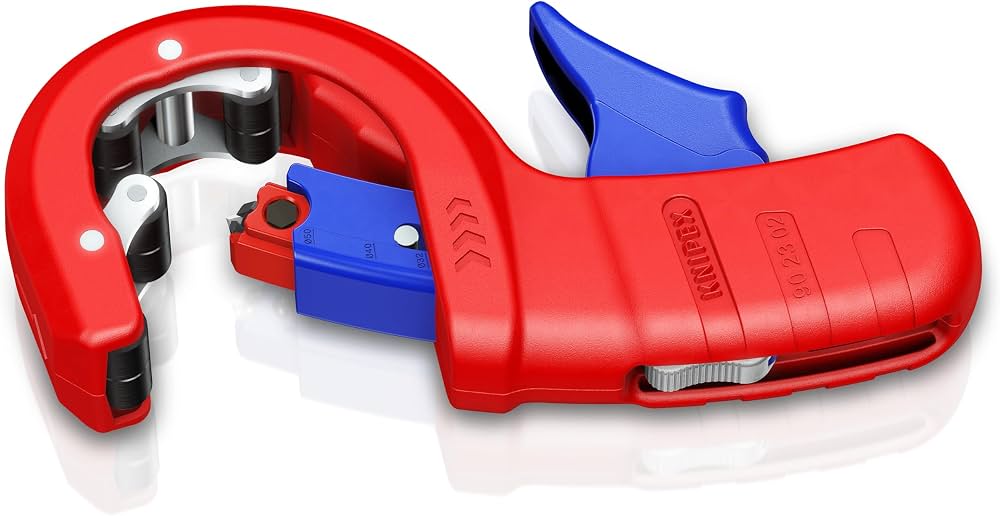 Un cortatubos manual rojo y azul con la marca Knipex y la referencia 90 23 02 grabadas en el mango.