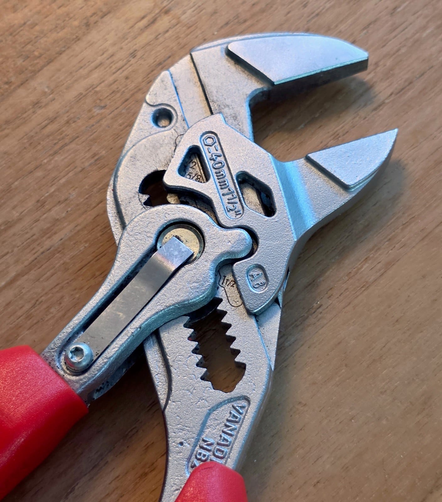 Vista trasera de una llave alicate Knipex de 180 mm que muestra su pivote y su cremallera de ajuste