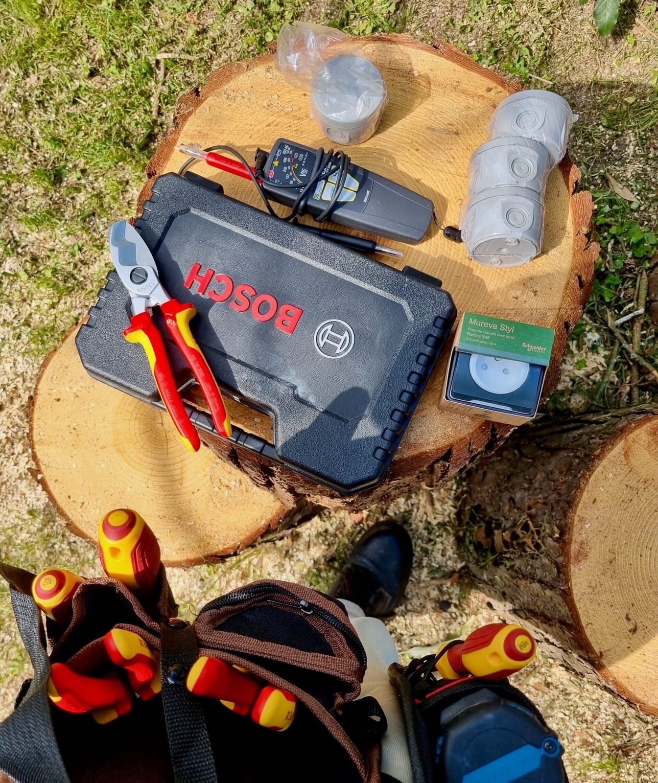 Bolsa de herramientas Knipex y Bosch en una obra eléctrica