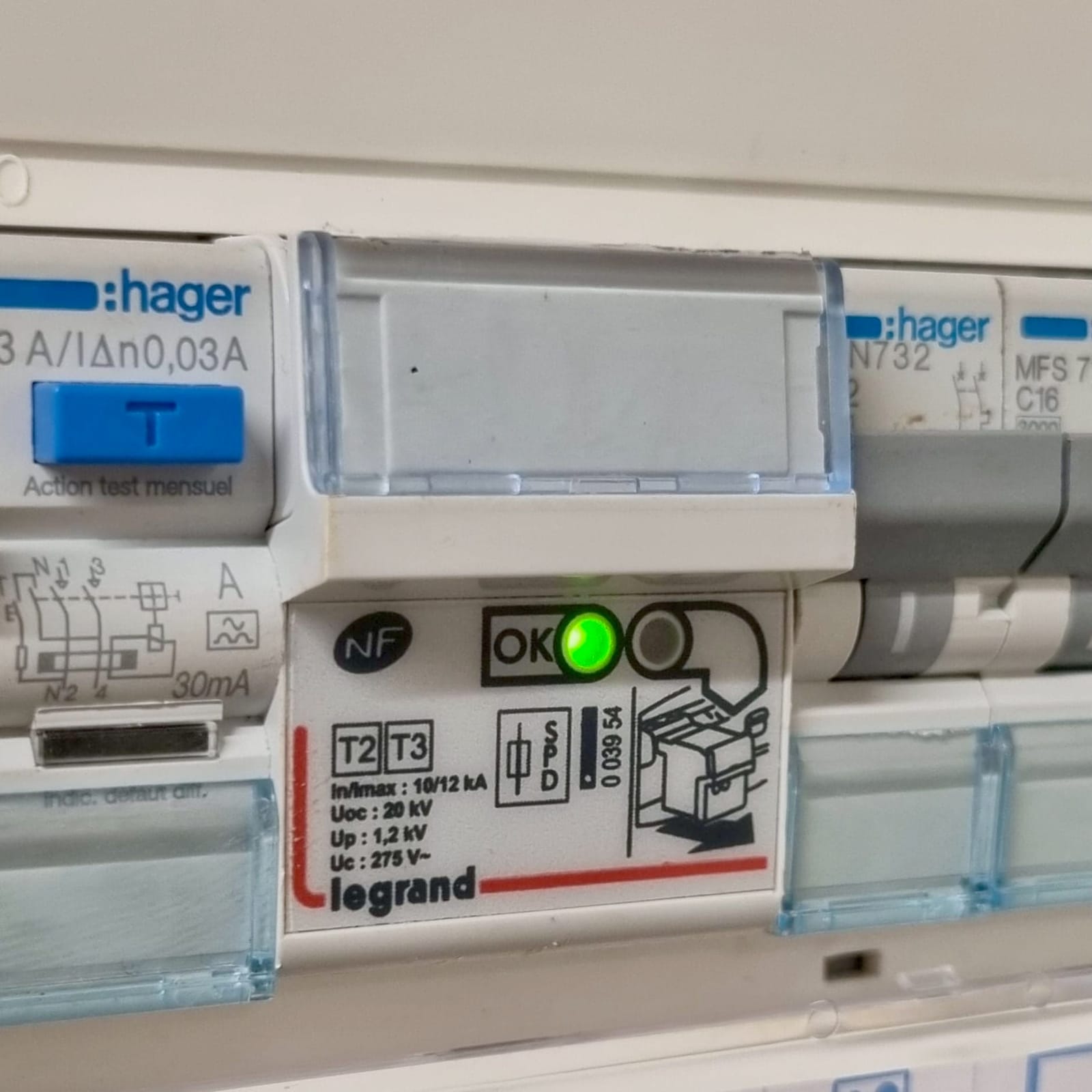 Parafoudre type 2 Legrand installé dans tableau électrique