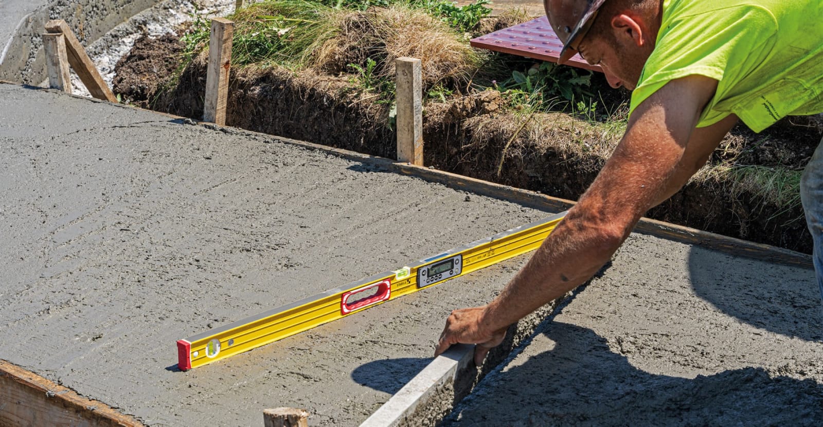 STABILA TECH 196 DL electronic spirit level with a digital display being used on a building site
