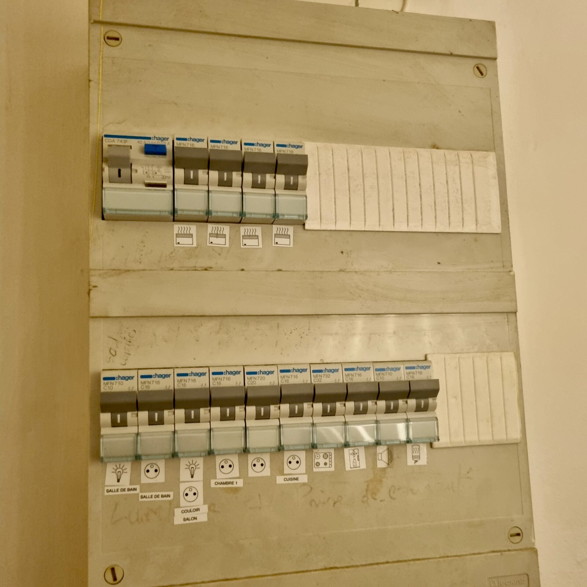 Ancien tableau électrique Hager à fusibles avant remplacement