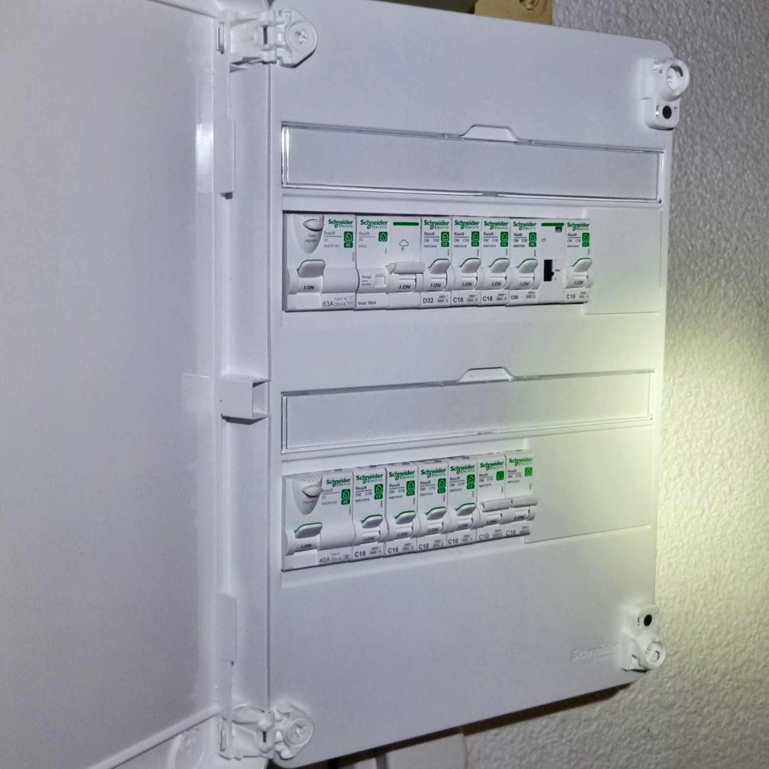 Tableau électrique Schneider Resi9 neuf après installation