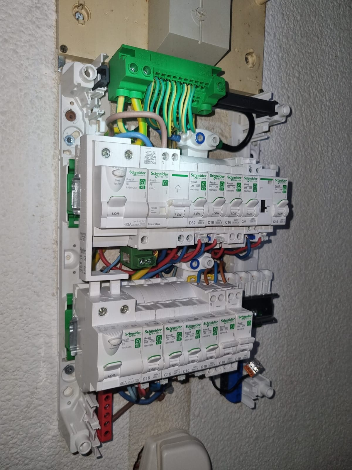 Tableau électrique Schneider Resi9 avec modules connectés Wiser