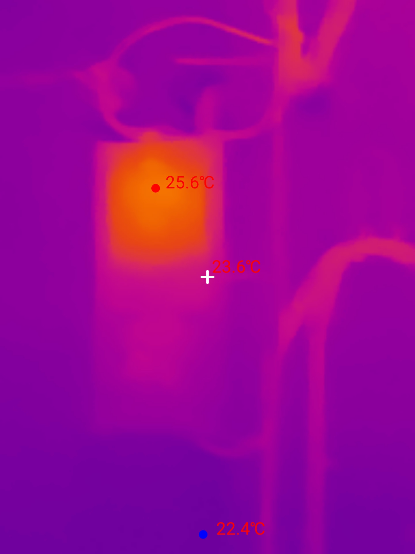 Termografía en obra con una zona que marca 25,6 °C, un punto central a 23,6 °C y un mínimo de 22,4 °C