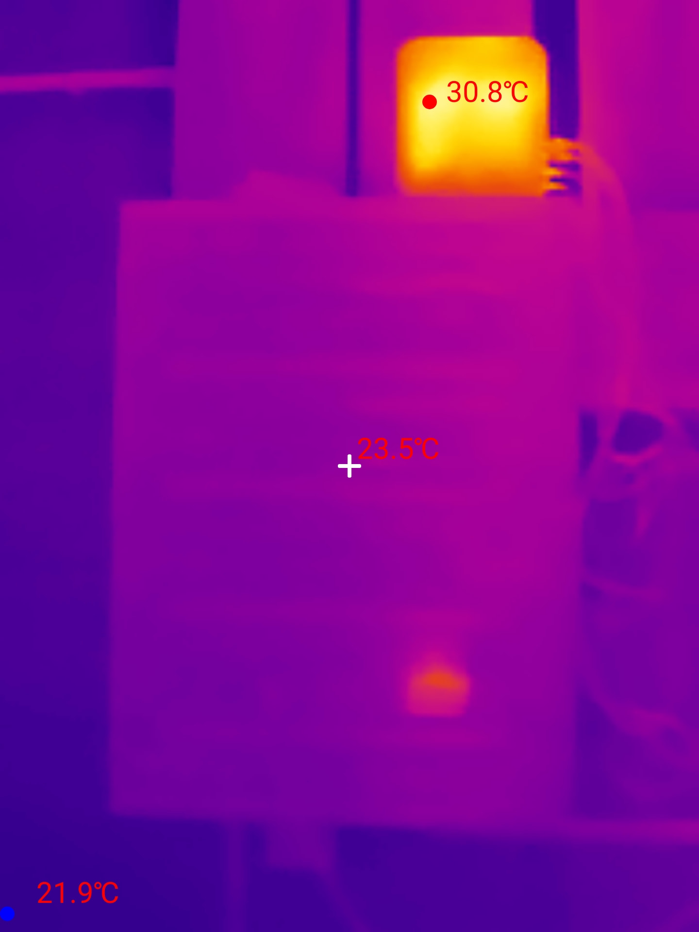 Termografía en obra con una zona caliente que marca 30,8 °C, un punto central a 23,5 °C y un mínimo de 21,9 °C