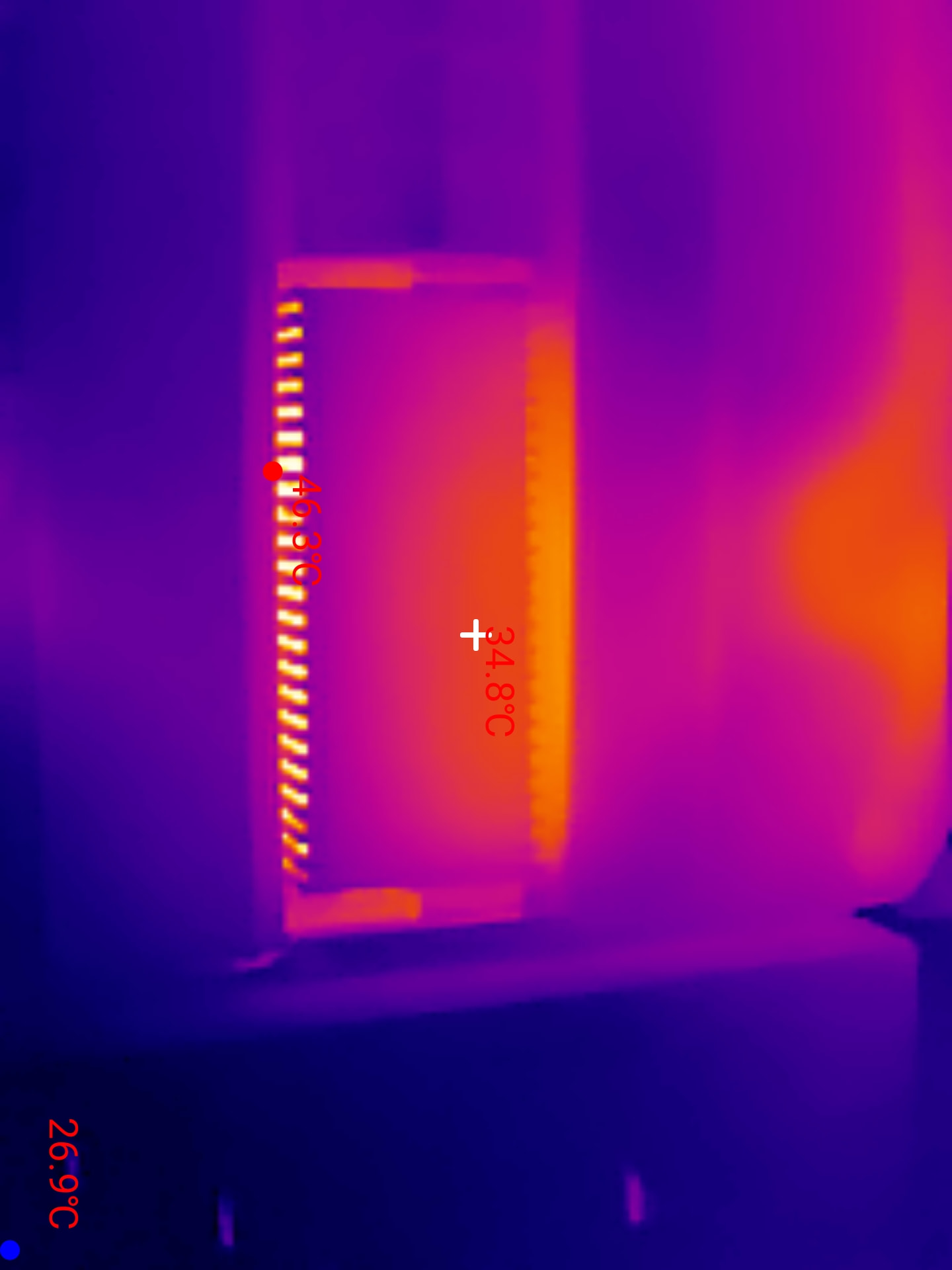 Termografía de una fila de conexiones en un cuadro con un máximo mostrado de 46,3 °C, un punto central de 34,8 °C y un mínimo de 26,9 °C