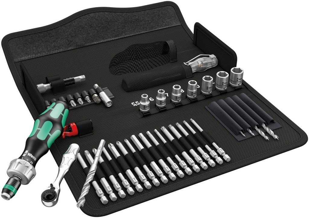 Un conjunto de herramientas de atornillado Wera que incluye un destornillador, vasos, puntas y brocas guardados en un estuche negro.