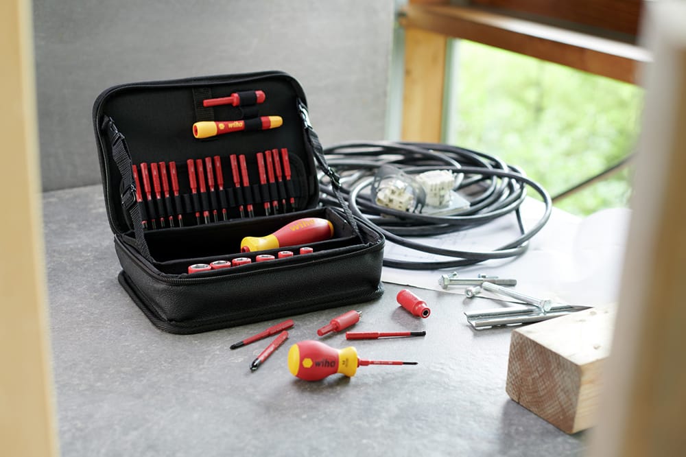 Borsa Wiha ElectricVario aperta con manici SoftFinish e slimBits isolati