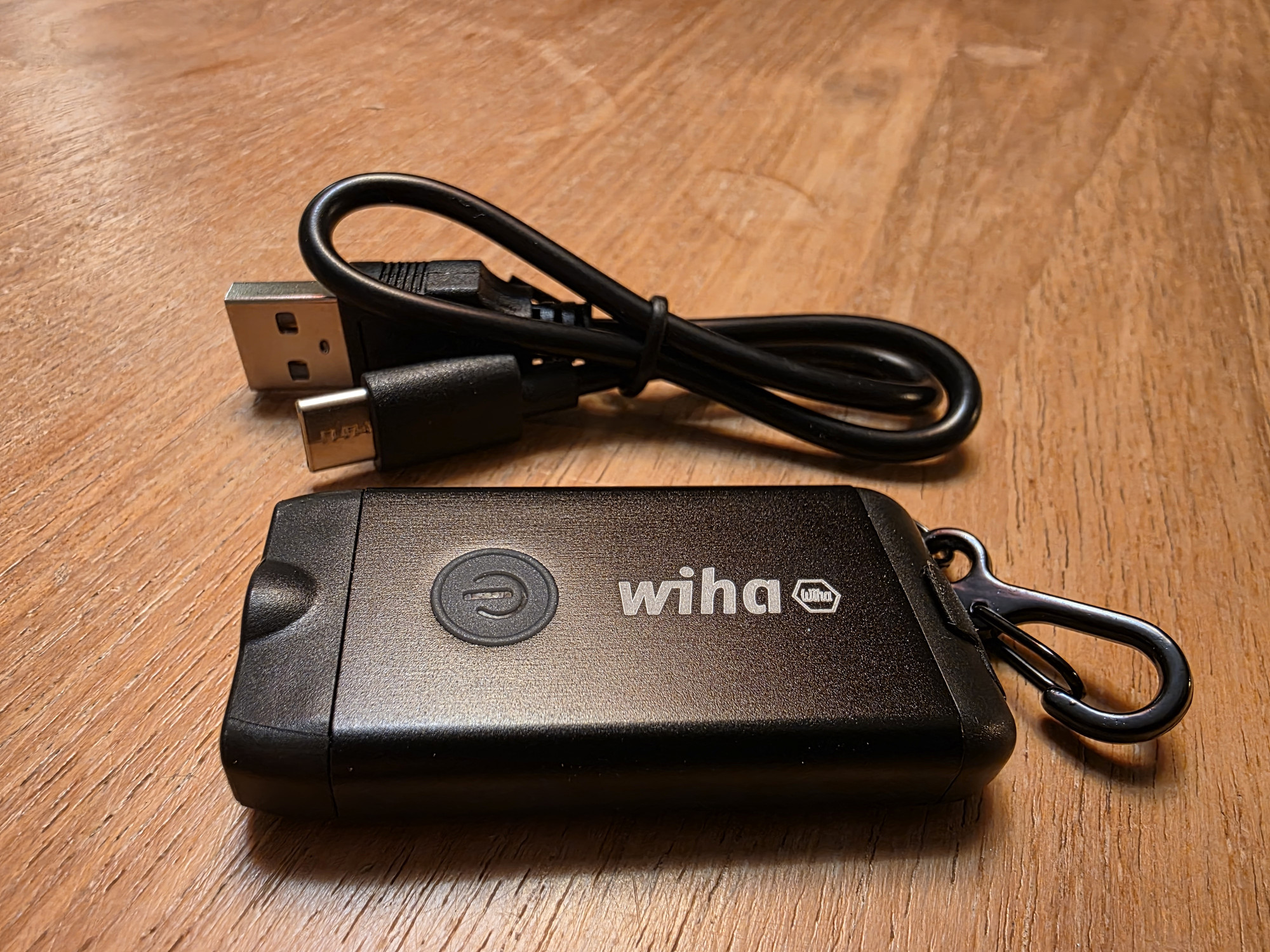 Caricatore Wiha portatile e cavo USB sul tavolo