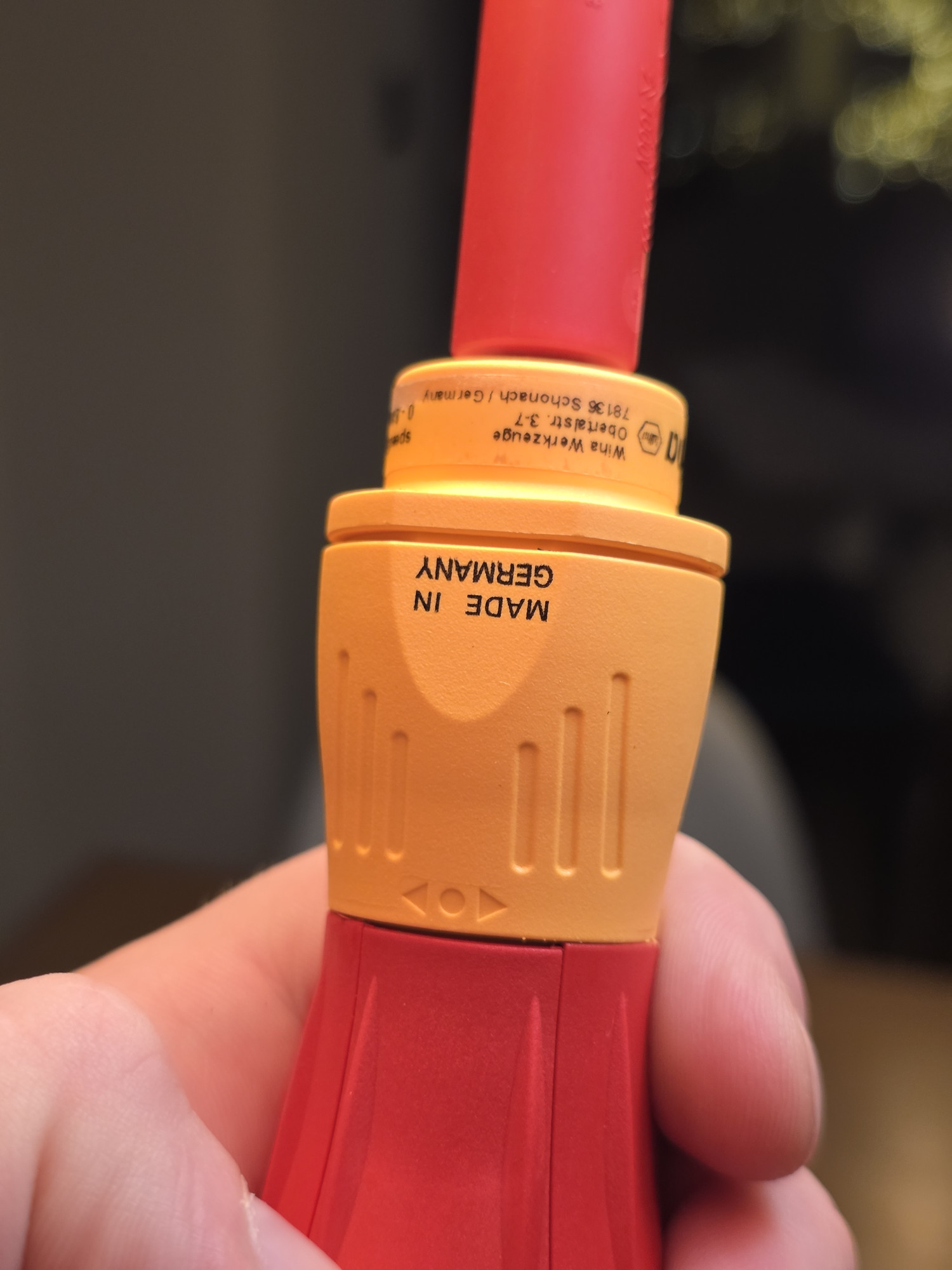 Anello rosso e giallo Wiha con marcature in primo piano