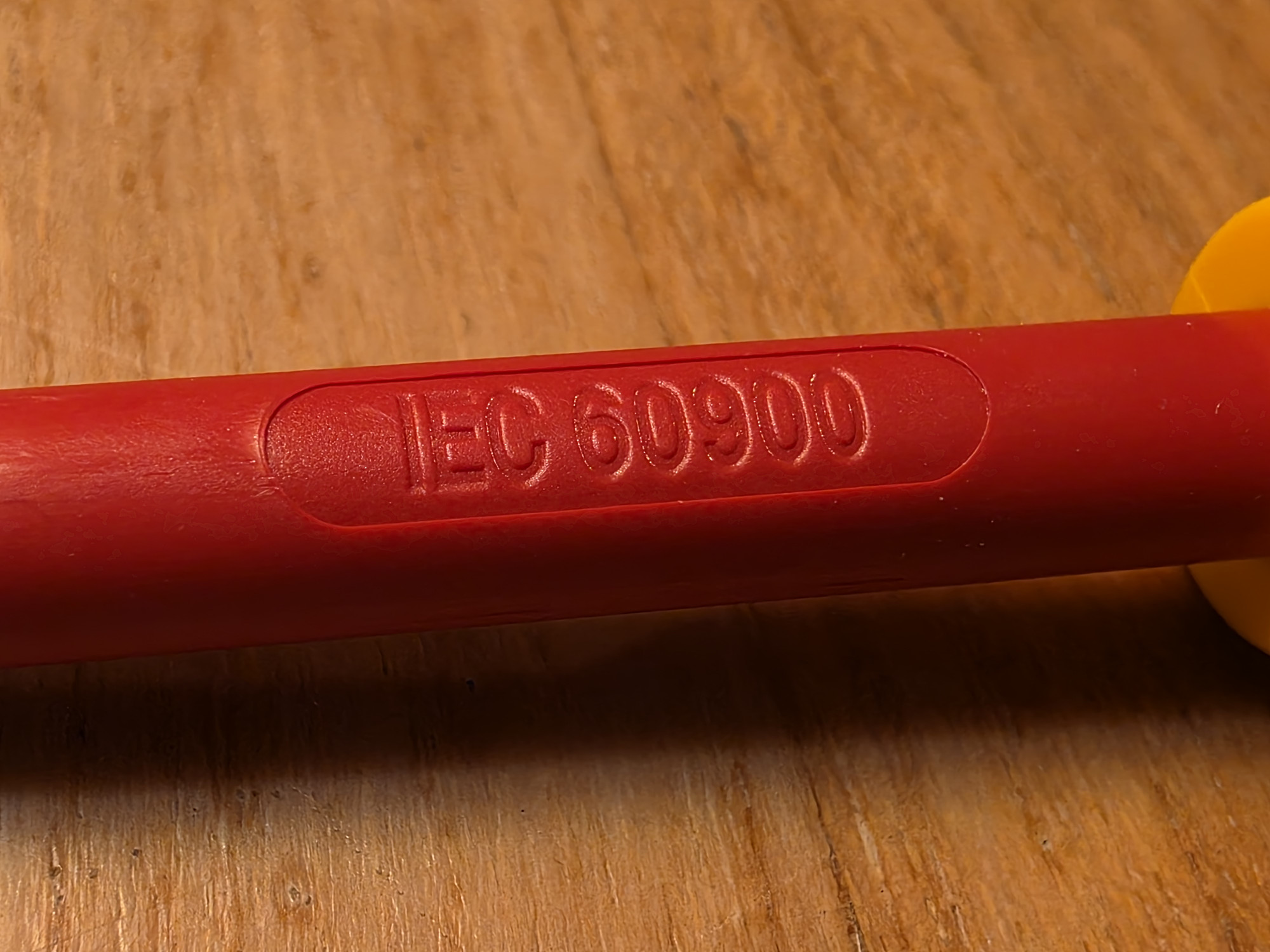Iscrizione IEC 60900 stampata sulla guaina rossa di una punta Wiha