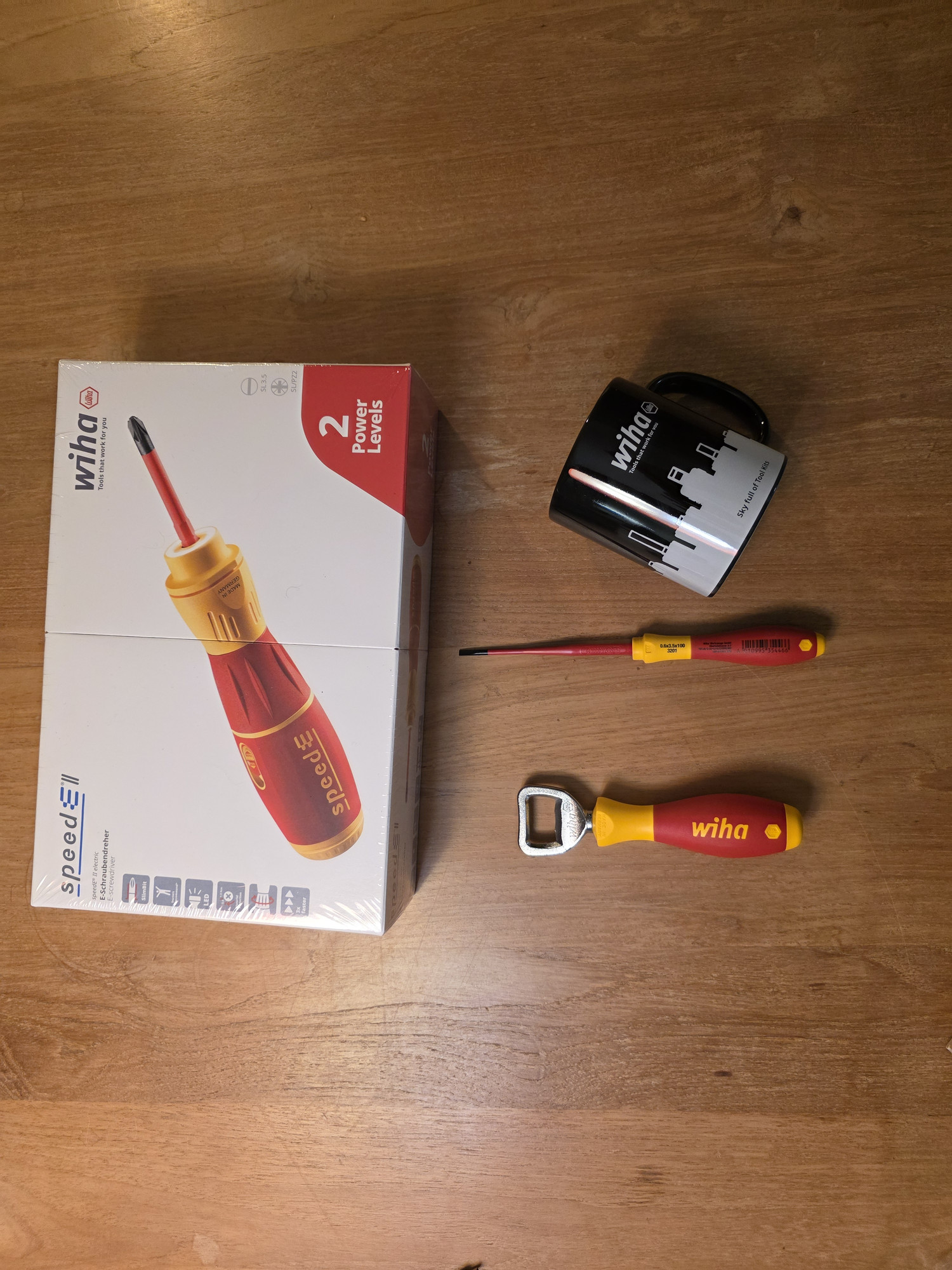 Scatola Wiha speedE II e accessori separati sul tavolo