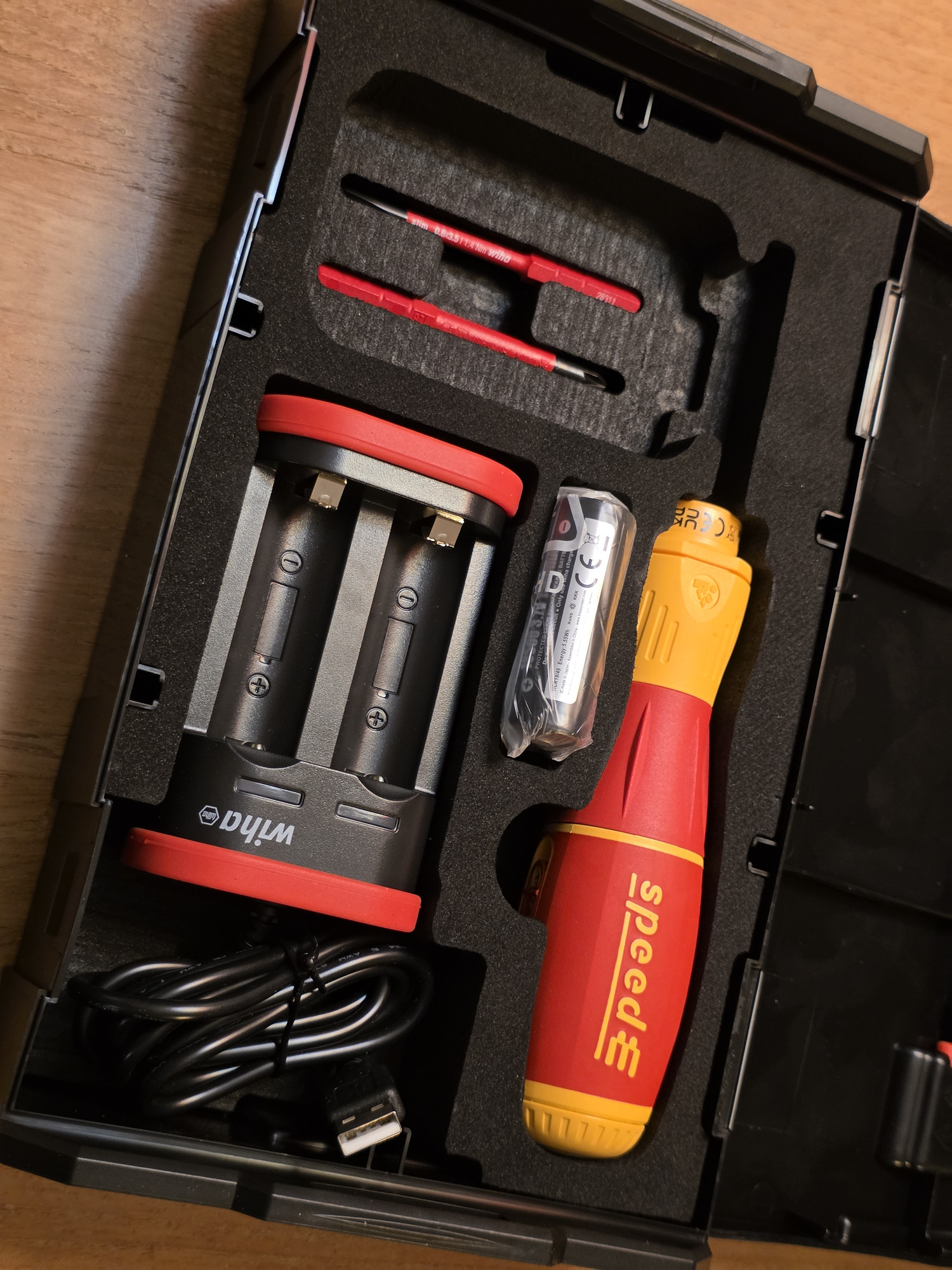 Custodia speedE II aperta con manico, batterie e caricatore
