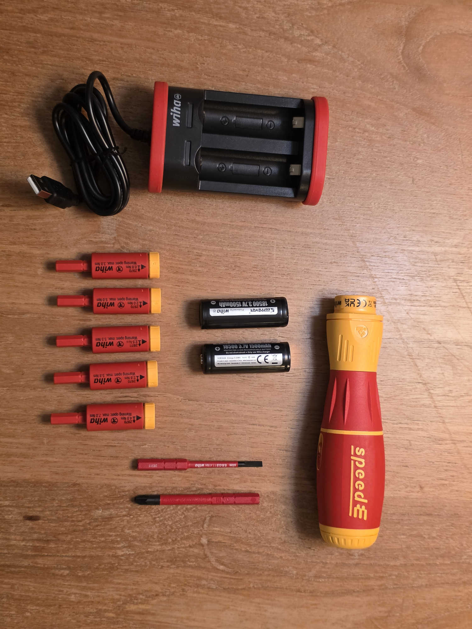 Manico Wiha speedE II, batterie, caricatore e punte disposti in piano