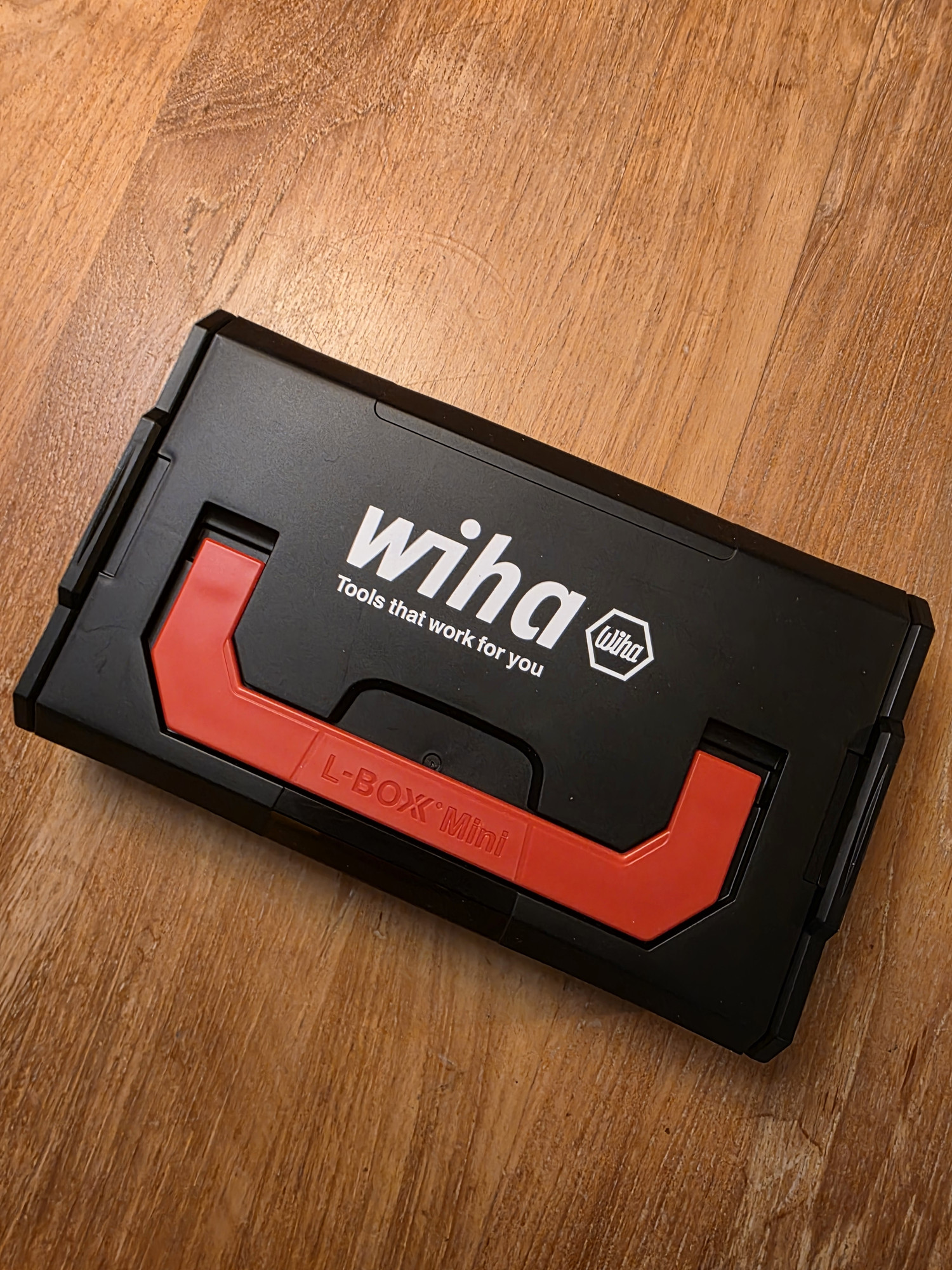 Mini L-Boxx nera Wiha con maniglia rossa