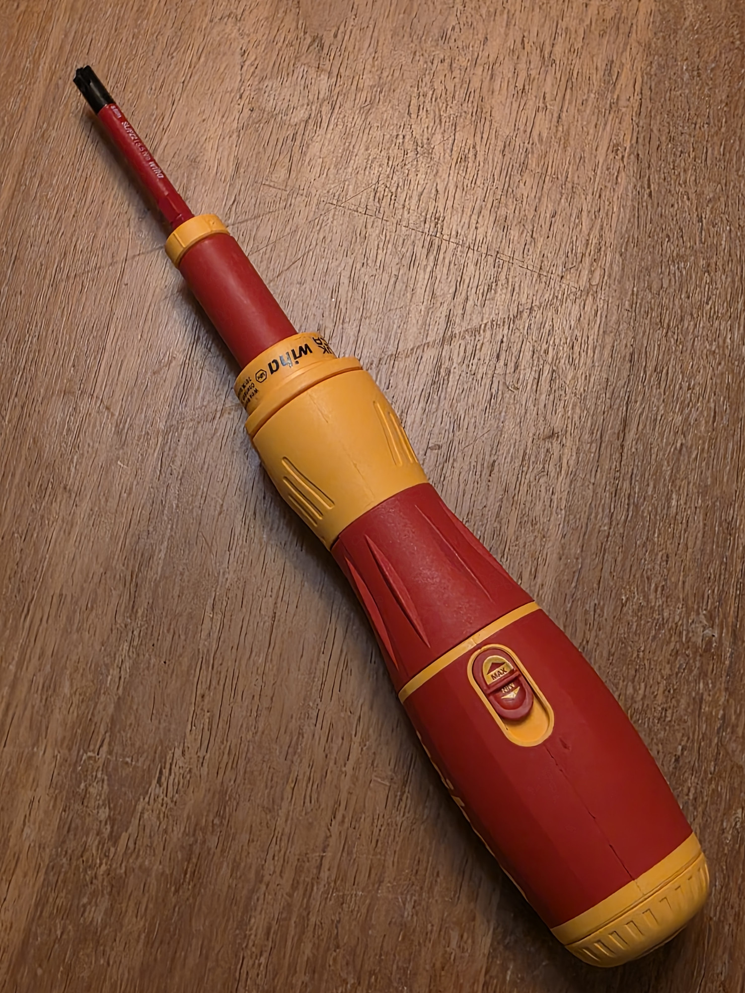 Strumento Wiha rosso e giallo assemblato con una lunga punta isolata
