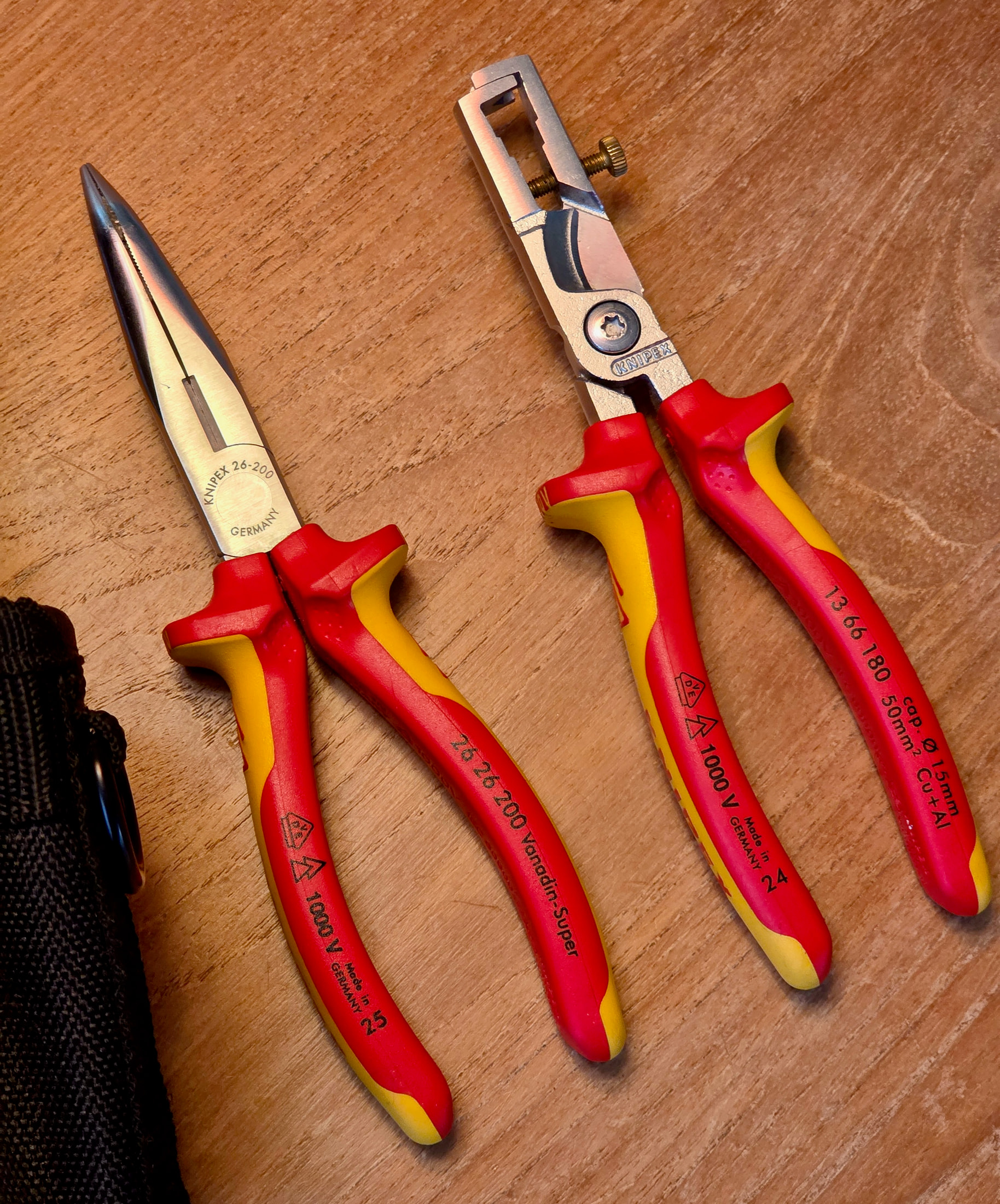 Primo piano delle pinze Knipex — pinza spellafili e pinza a becco da elettricista