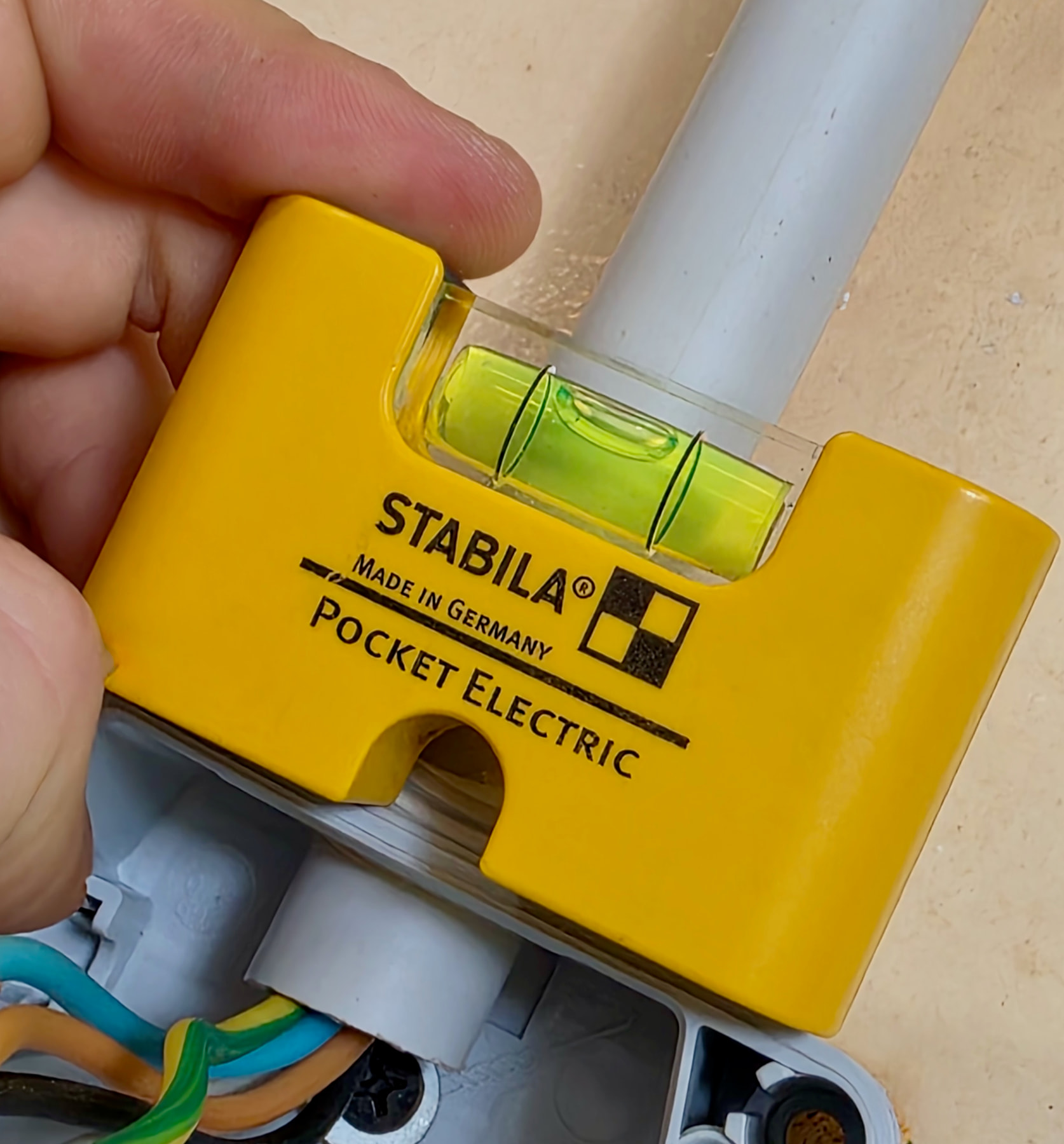 Nivelación de una caja de toma trifásica Legrand desmontada con un Stabila Pocket Electric