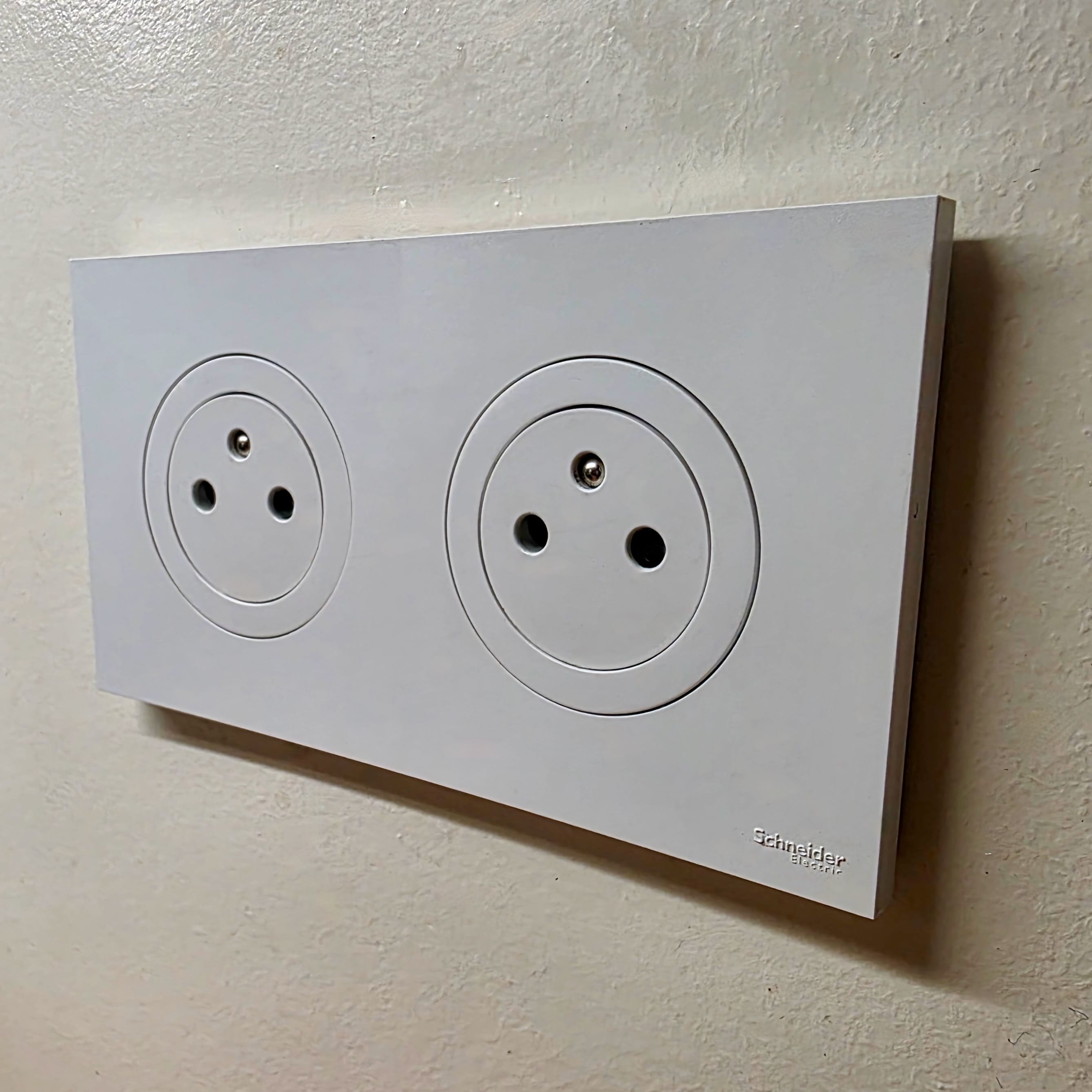 Double prise Schneider Odace blanche installée