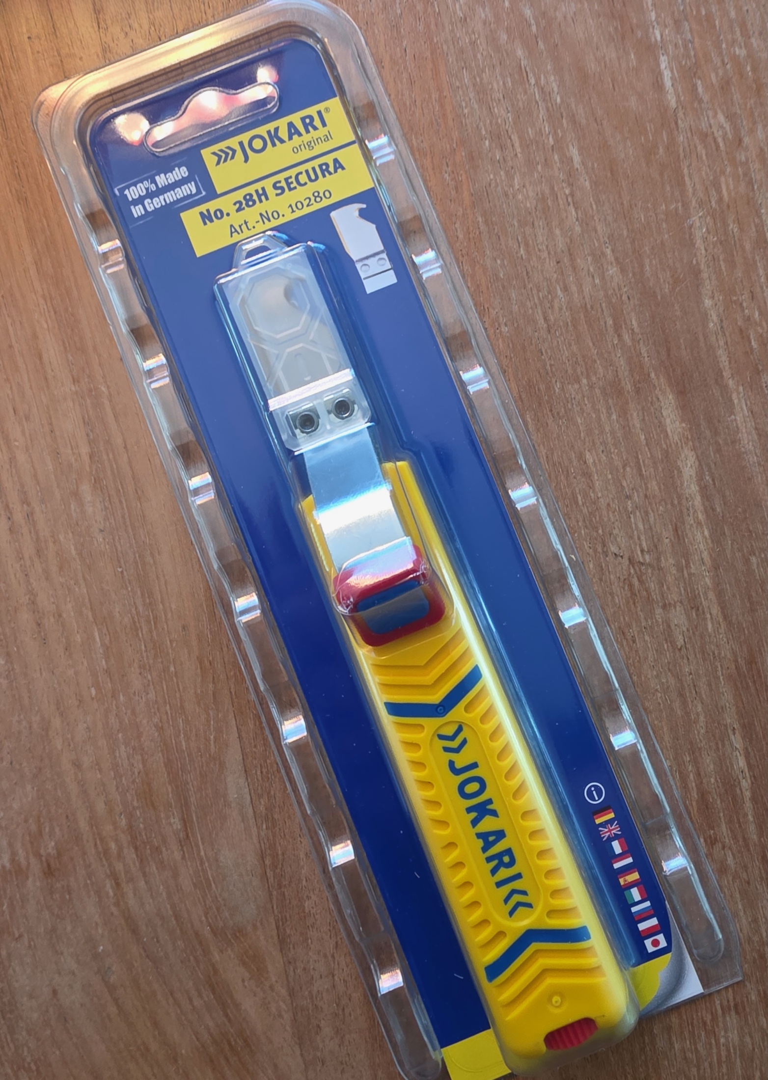 Blister blu e giallo dello spelacavi Jokari No. 28H Secura, referenza 10280, made in Germany