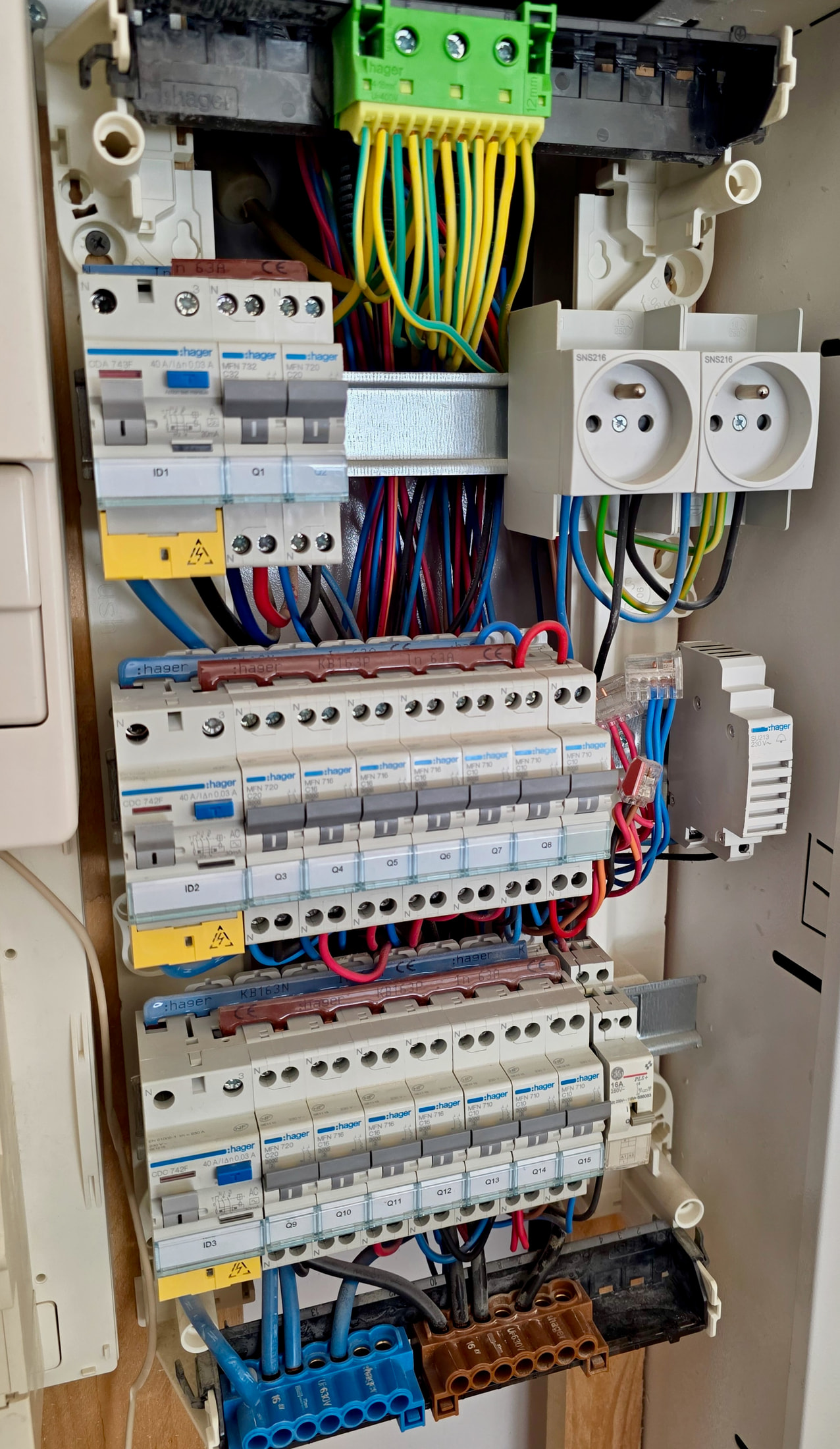 Intérieur d’un tableau Hager neuf aux normes avec modules et prises intégrés