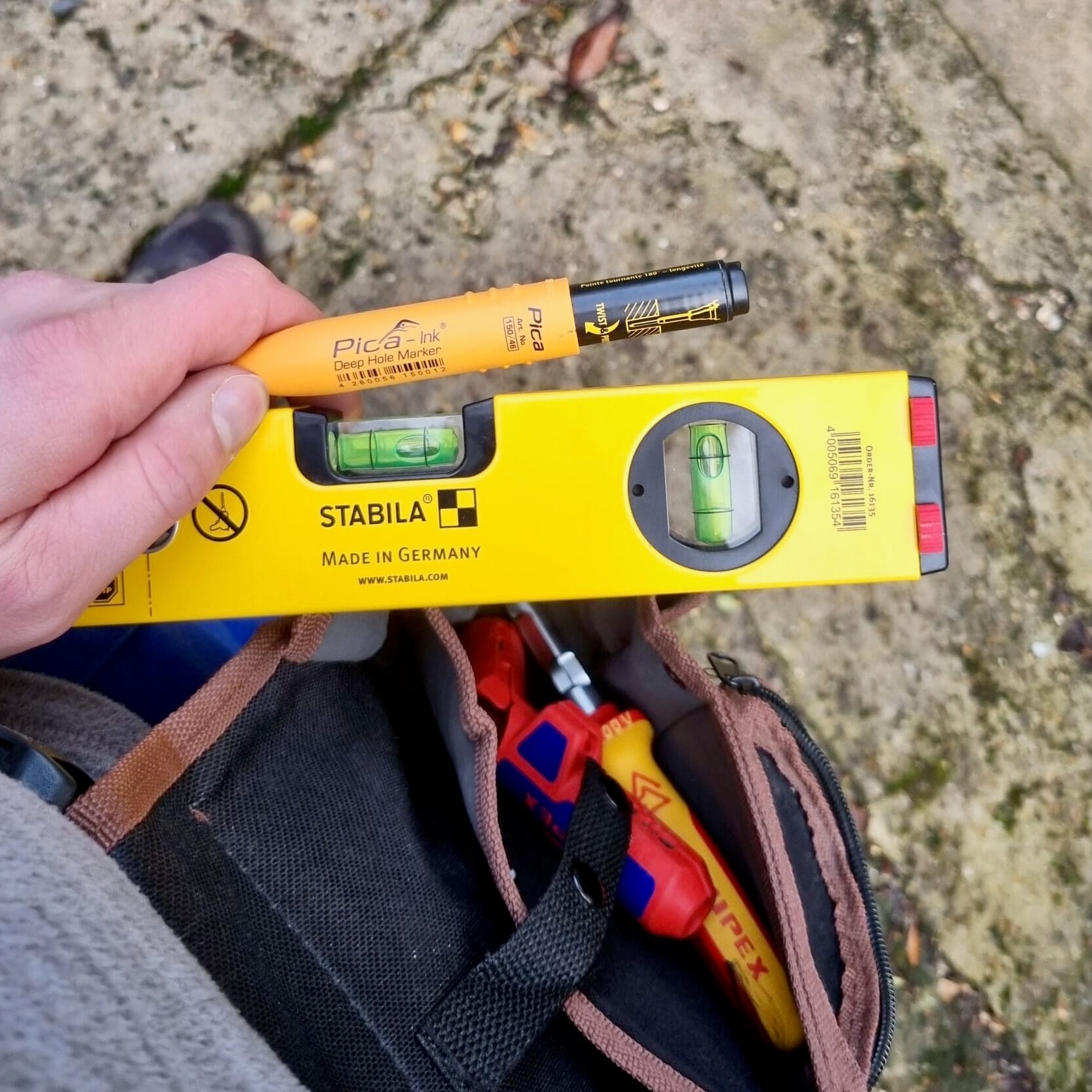 Pennarello Pica e livella STABILA Electric tenuti in mano