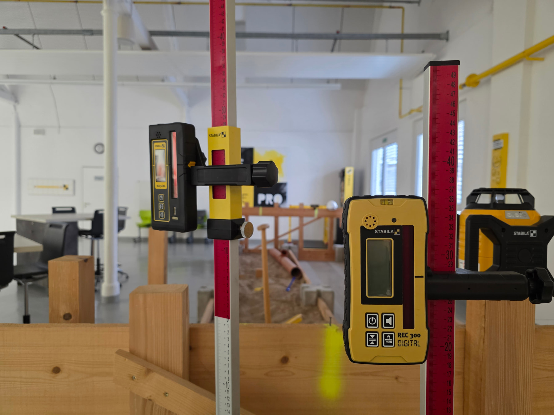 Ricevitori laser STABILA REC 300 Digital fissati su aste di livellazione
