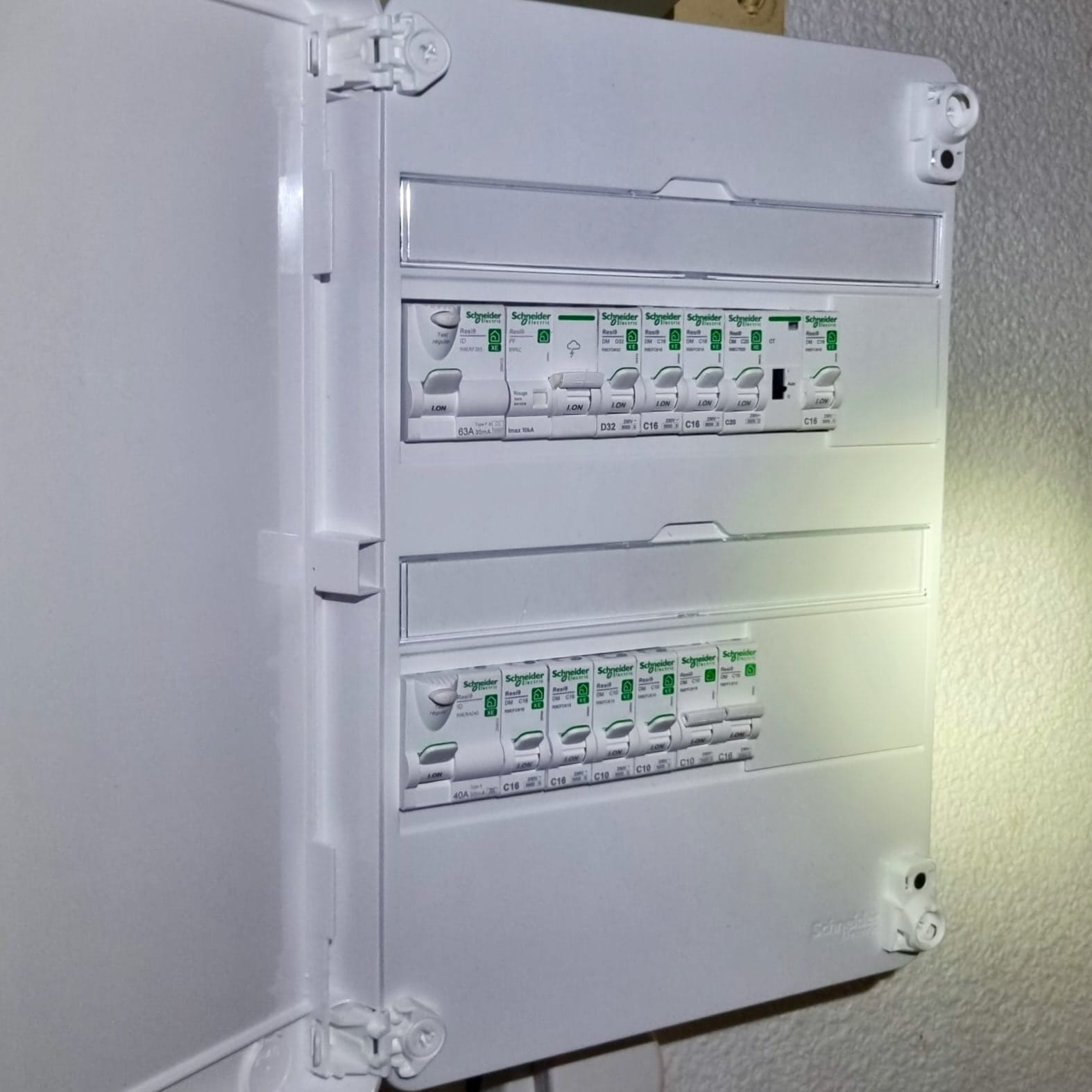 Tableau électrique Schneider Resi9 installé à Vaucresson