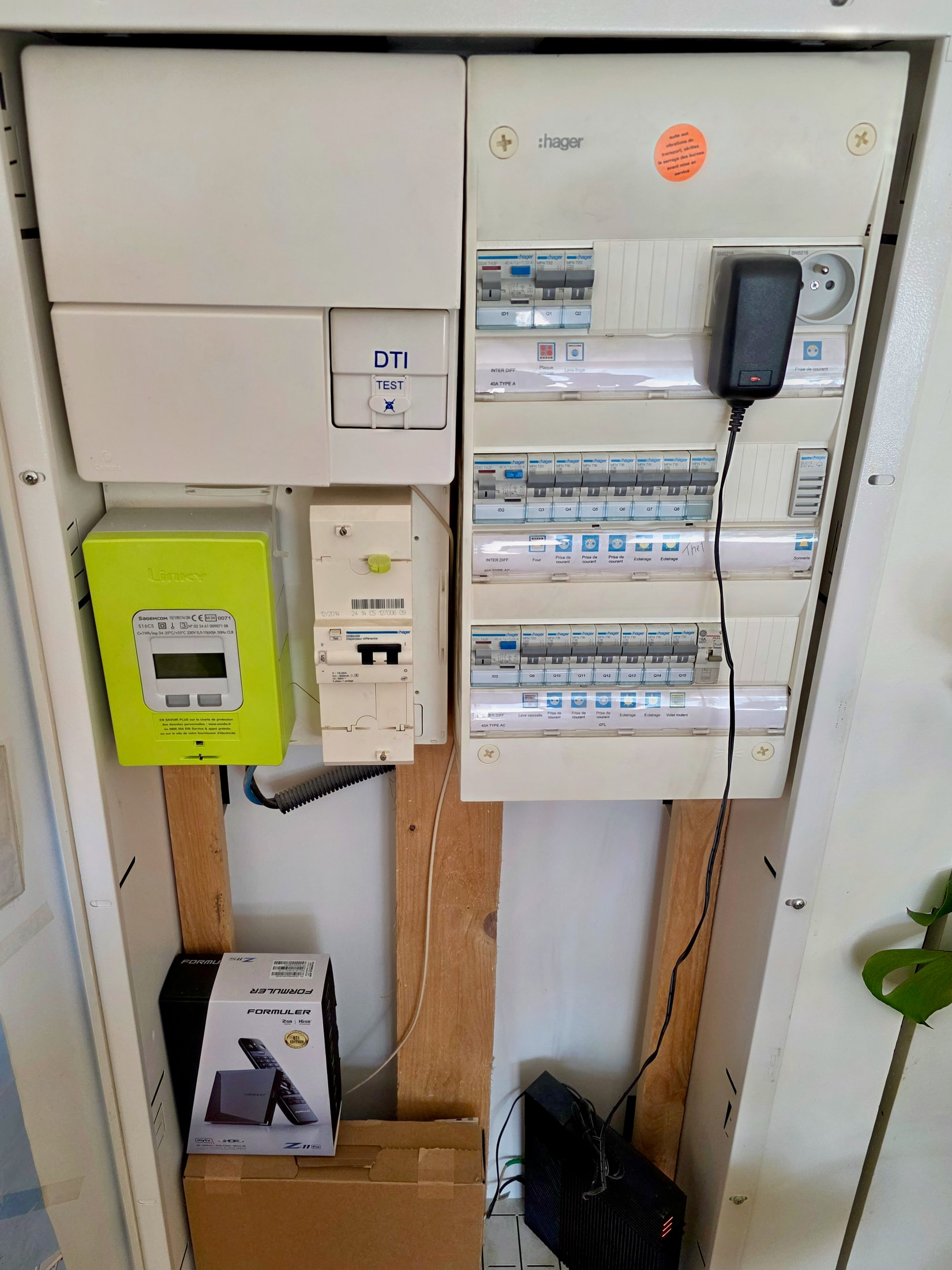 Tableau électrique Hager neuf avec compteur Linky et différentiel 30 mA