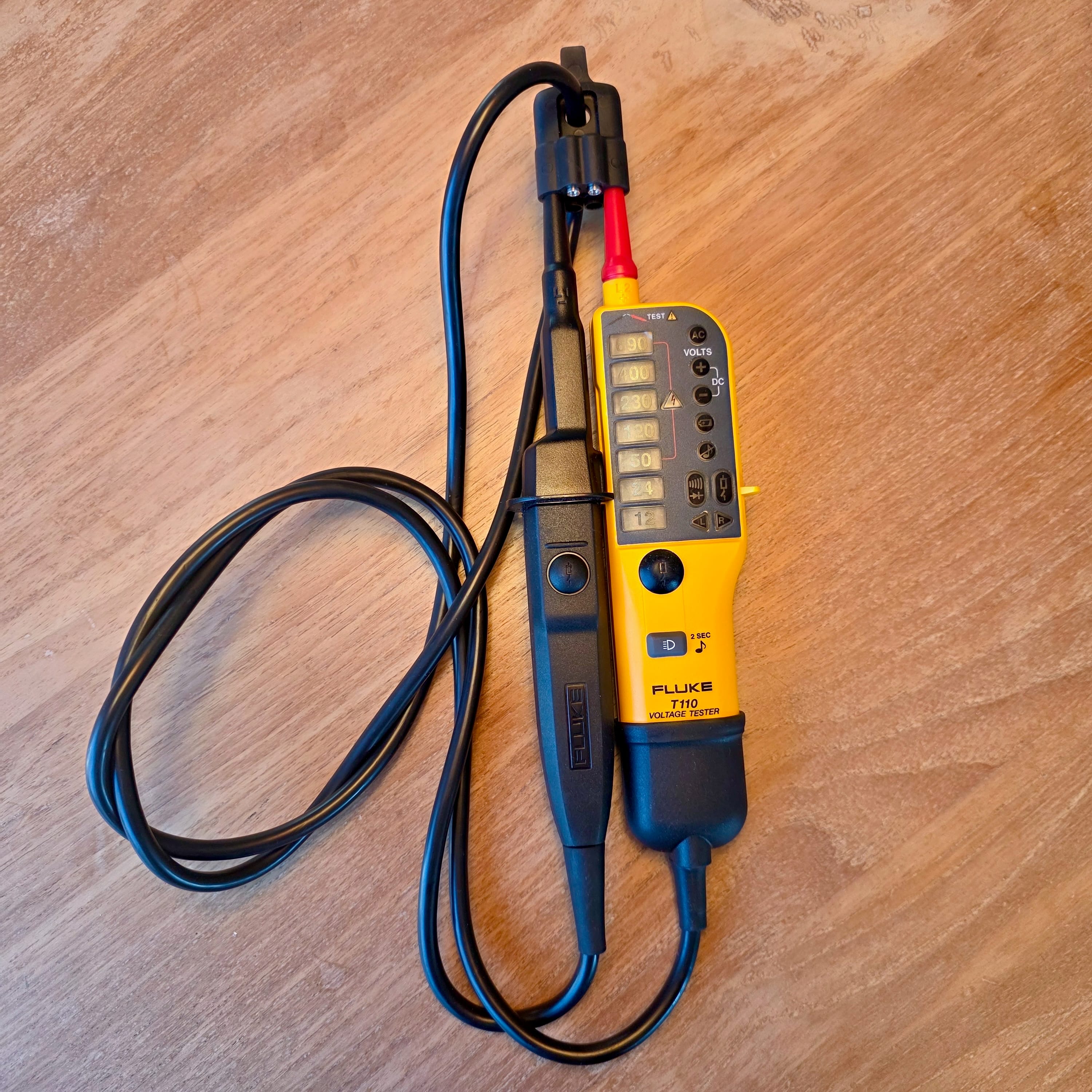 Voltage absence tester set down with its test leads